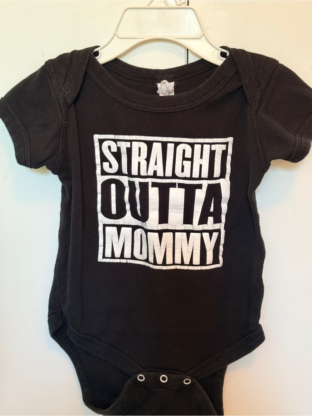 Black 'Straight Outta Mommy' Baby Bodysuit 12m
